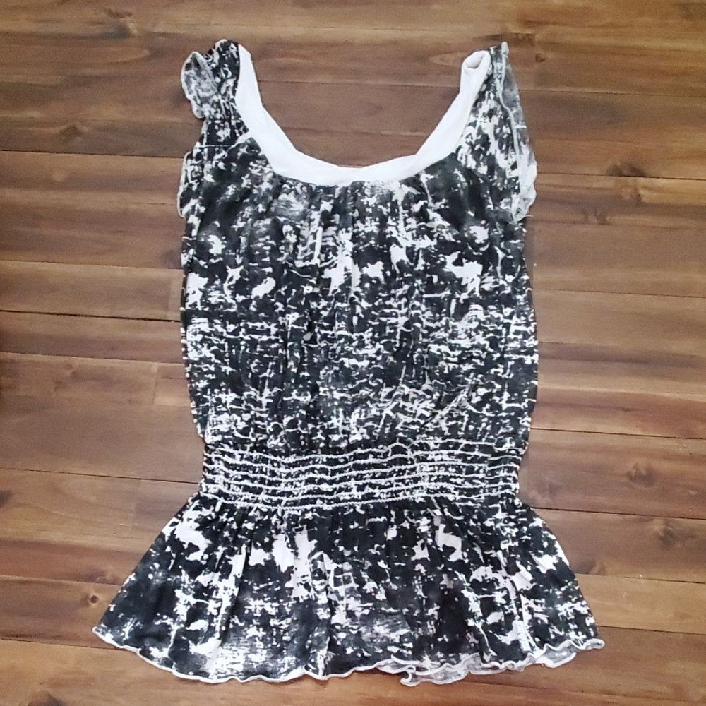 Day trip black and white tank